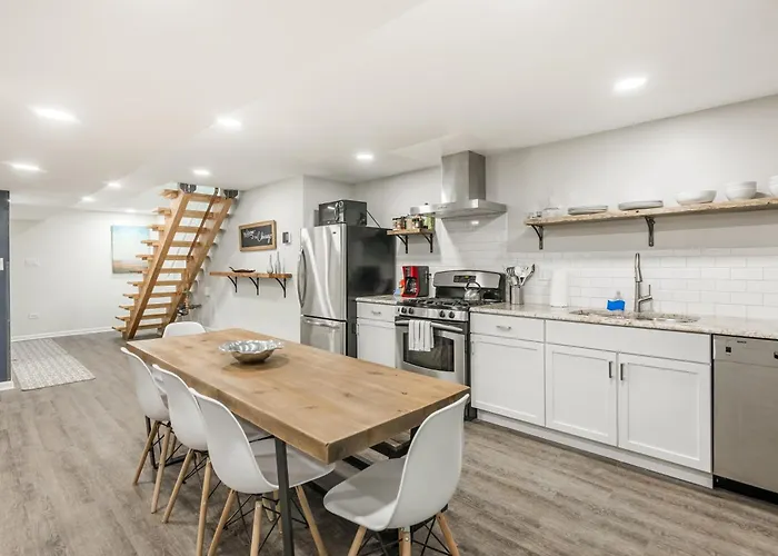 Apartment Adults Only - Walk To The United Center! Modern Touches Surround - Check Out The Open Staircase! Apts Chicago