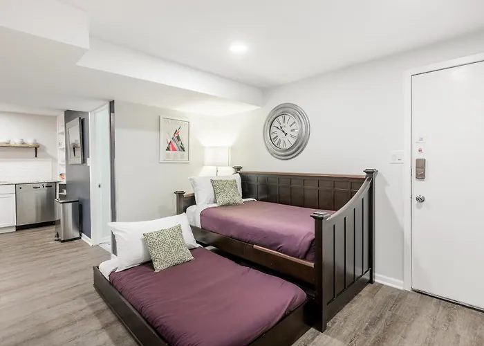 Adults Only - Walk To The United Center! Modern Touches Surround - Check Out The Open Staircase! Apts *