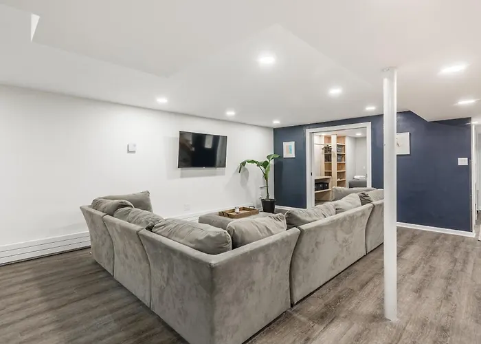 Adults Only - Walk To The United Center! Modern Touches Surround - Check Out The Open Staircase! Apts Apartment Chicago