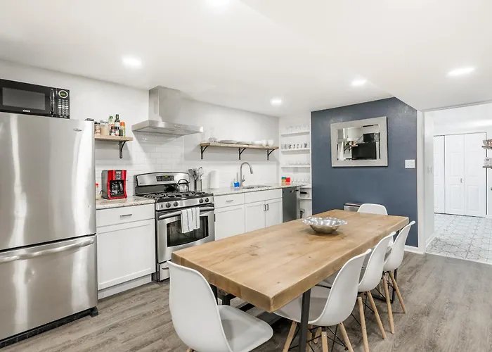Adults Only - Walk To The United Center! Modern Touches Surround - Check Out The Open Staircase! Apts Chicago