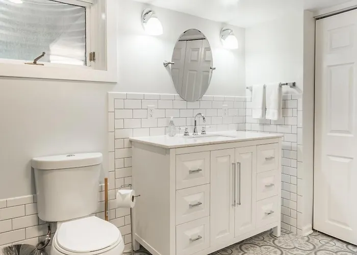 Apartment Adults Only - Walk To The United Center! Modern Touches Surround - Check Out The Open Staircase! Apts