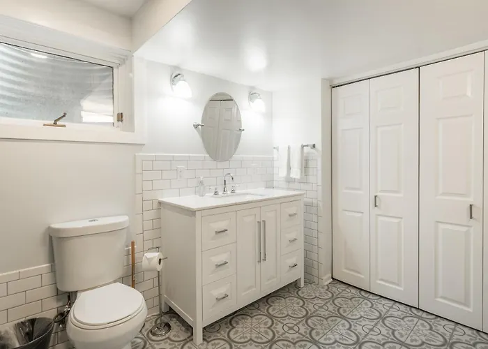 Apartment Adults Only - Walk To The United Center! Modern Touches Surround - Check Out The Open Staircase! Apts *