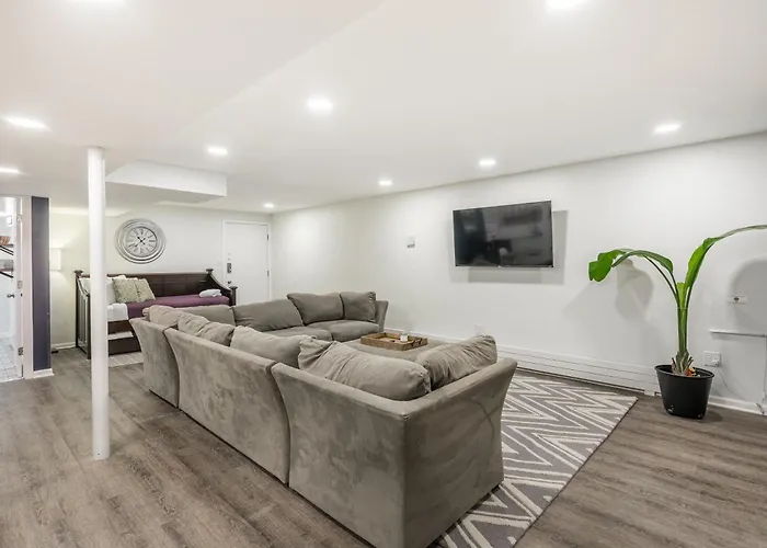 Adults Only - Walk To The United Center! Modern Touches Surround - Check Out The Open Staircase! Apts *