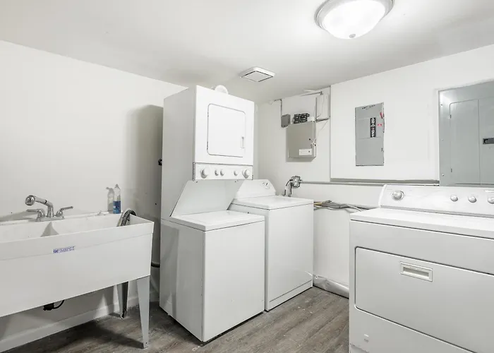 Adults Only - Walk To The United Center! Modern Touches Surround - Check Out The Open Staircase! Apts Apartment