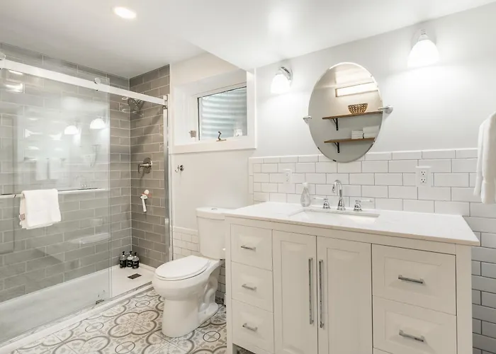 Apartment Adults Only - Walk To The United Center! Modern Touches Surround - Check Out The Open Staircase! Apts Chicago