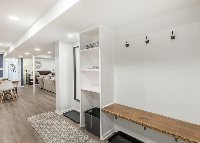 Apartment Adults Only - Walk To The United Center! Modern Touches Surround - Check Out The Open Staircase! Apts Chicago