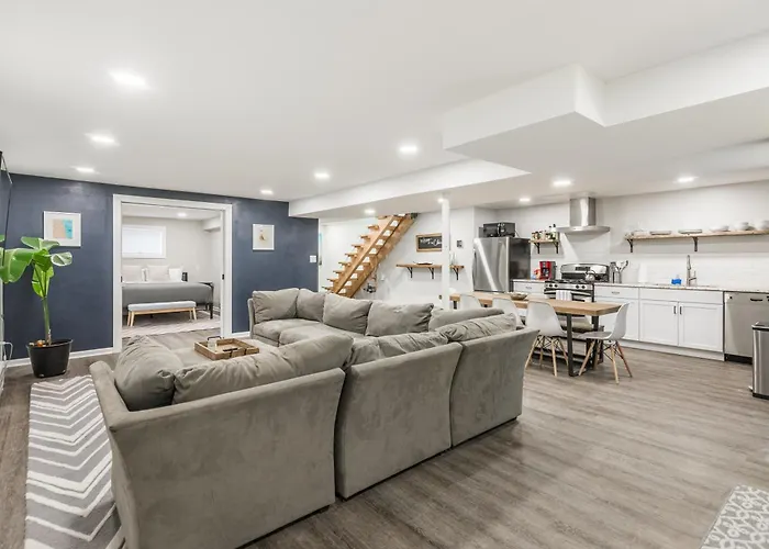Adults Only - Walk To The United Center! Modern Touches Surround - Check Out The Open Staircase! Apts